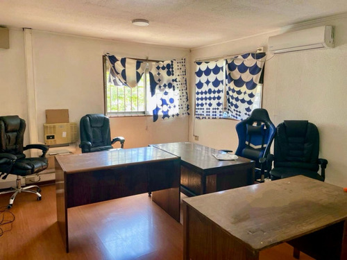 Amplias Oficinas Y Bodegas En Planta Libre!