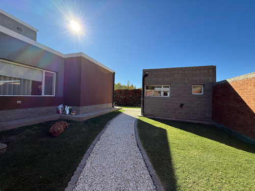 Vende Casa Gerencial B° Manzanos - 3 Dormitorios