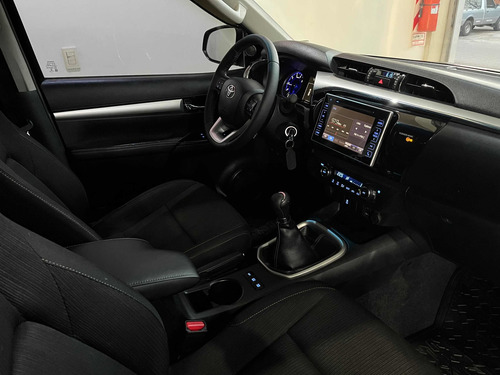 Imagen 6 de 11 de Toyota Hilux 2016 2.8 Cd Srv 177cv 4x2