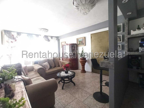 Erika Armeya Vende, Apartamento Ubicado En El Centro De Cabudare. Flex: 25-13615