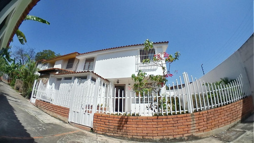  José López Vende  Casa-quinta Duplex En  Zona Este Barquisimeto  Lara, Venezuela.  4 Dormitorios  3 Baños  205.1 M² 