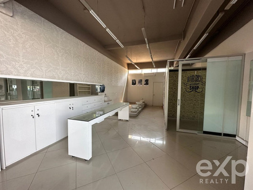 Arriendo Local Comercial Con Alto Trafico En Avda La Dehesa