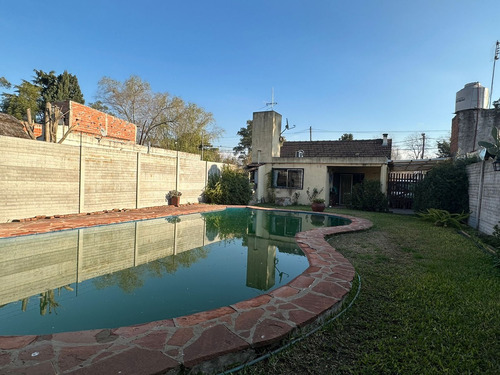 Chalet Con Piscina En Barrio De Vicenzo Grande