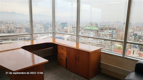 Oficina En Arriendo Cuenta Con Mobiliario