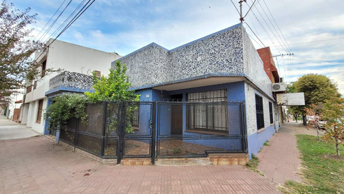 Casa Centrica En Luján Con Cochera Y Terraza