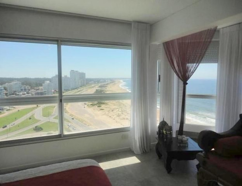 Apartamento En Venta De 3 Dormitorios En Playa Brava