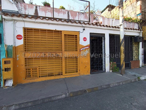 Raiza Suarez Vende Dos Locales Comerciales Ubicados Al Centro De La Ciudad -2  4  1  8  9  7  4- Posee Area De Deposito, 2 Baños. Adicional Cuenta Con Casa De 2 Habitaciones, 1 Baño Y Cocina.