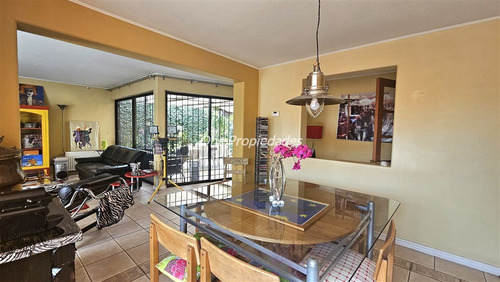 Casa En Venta De 4 Dorm.3 Baños Estar Servicio En Las Condes
