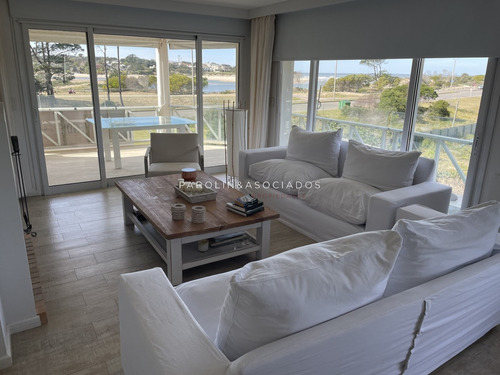 Apartamento De 3 Dormitorios Con Vista Al Mar , En Brava Punta Del Este 