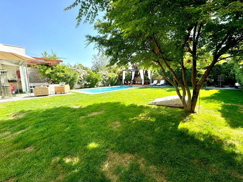 Casa En Venta Condominio De 5 Dorm Quincho. En Lo Barnechea