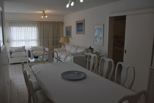 Cerca De La Zona Del Puerto Con Amplio Living Comedor- Ref: 5707