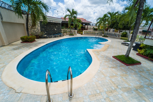 Imagen 2 de 30 de Majestuosa Mansión En San Isidro Piscina A La Venta 2 Salas Comedor Amplia Y Moderna Cocina 3 Cuartos De Servicio Con Su Baños Baño De Visita Área De Lavado Y Planchado Oficina Almacén Marquesina 4