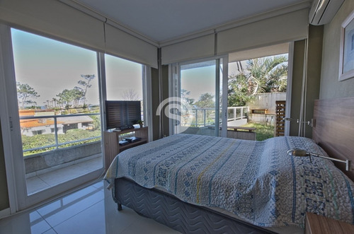 Apartamento En Playa Mansa- Ref: 3763