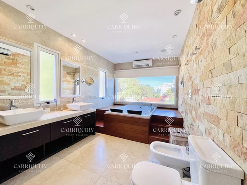 Excelente Casa De 4 Dormitorios, Piscina Climatizada Y Barbacoa En Pinares, Punta Del Este
