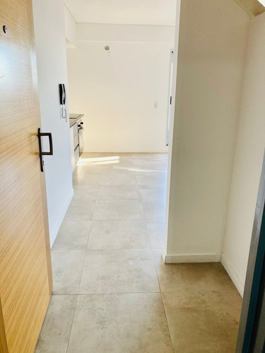 Imagen 9 de 30 de Flores Triplex 3 Amb Terraza Propia Luz Amenities