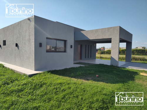 Casa En Venta 2 Dorm, Pileta, Galeria Y Parrillero - Funes Norte