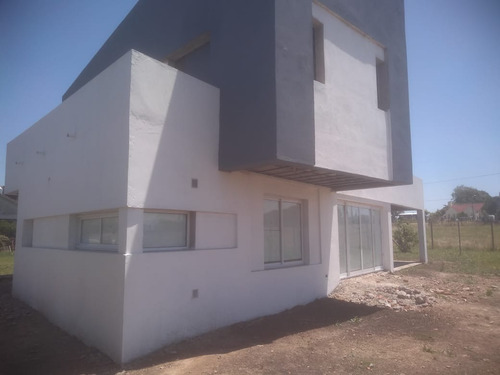 Imagen 1 de 14 de En San Eduardo Chapadmalal, Gran Casa A Terminar De 4 Ambientes, 150 M2 Cubiertos, A 3 Cuadras Del Mar