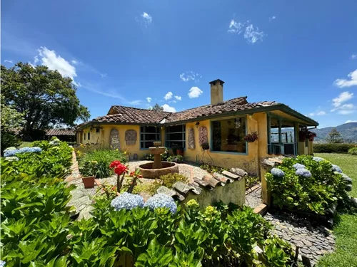 Venta Lote De 19.600 M² En La Ceja Con 3 Viviendas, Sector Chaparral