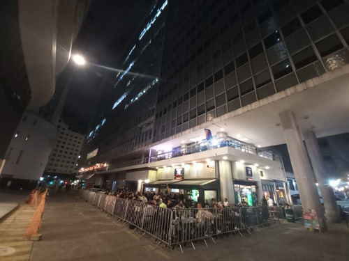 Excelente Sala Comercial Próxima Ao Metrô República, Na Av. Ipiranga 318, Com 148 M2 Mais 33,26 M2 De Área Comum. Imóvel Conta 7 Ares-condicionados, 4 Elevadores, 3 Banheiros, Segurança No Condomínio