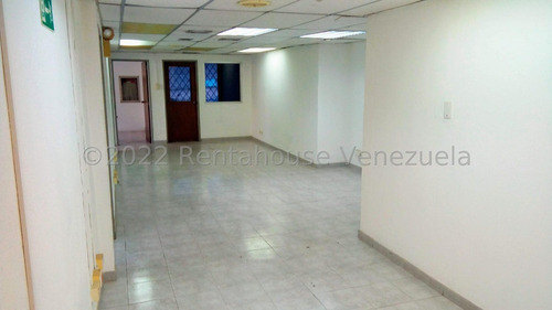 Boleíta Norte !! Fabuloso Local Comercial, 348 M2, Amplias Oficinas, 4 Baños, Espectacularmente Mantenido, Fachada De Ladrillos, 7 Puestos De Estacionamiento.