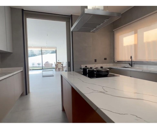 Moderna Casa Condominio Álvaro Casanova