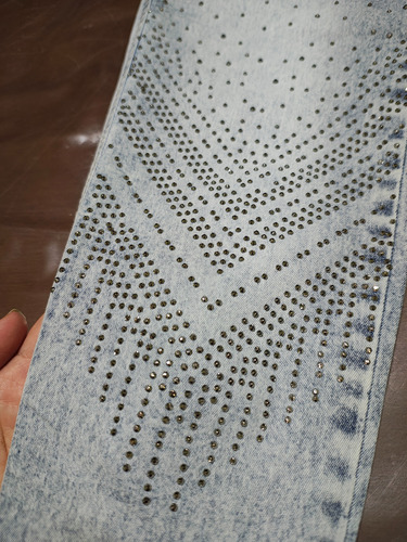 Pantalón Jean Elastizado Con Strass Gris Marca 'las Locas'