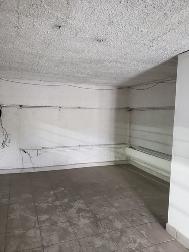 Imagen 4 de 14 de Renta De Bodega Sobre Rio Consulado