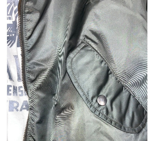 Imagen 3 de 3 de Campera Hombre T/ Aviadora Corta Imperm Universitaria Bomber