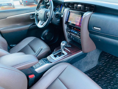 Imagem 8 de 10 de Toyota Hilux Sw4 Srx 2.8 Preto 2016