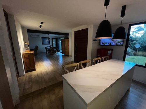 Casa En Alquiler De 3 Dormitorios C/ Cochera En Parque Miramar