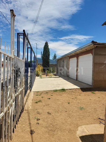 - Se Vende Casa Con Local En Col. Francisco Villa En Cd. Cuauhtemoc, Chih