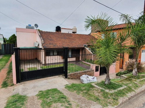 Imagen 2 de 5 de Casa De 3 Dormitorios, Zona Costa Y Casino, Con Cochera, Quincho Y Pileta, Excelente Estado !