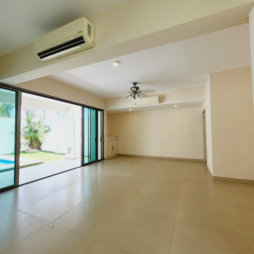 Casa En Venta En Veracruz Con Alberca, Fracc. Las Palmas De Medellín, Ver.