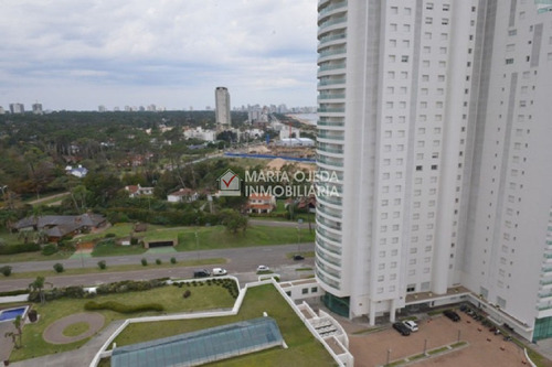   Departamento En Punta Del Este, Torre   Cuenta Con Todos Los Servicios.