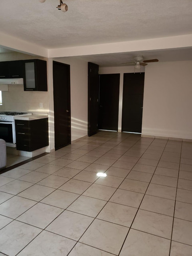 Departamento En Último Piso Sobre Eje Central