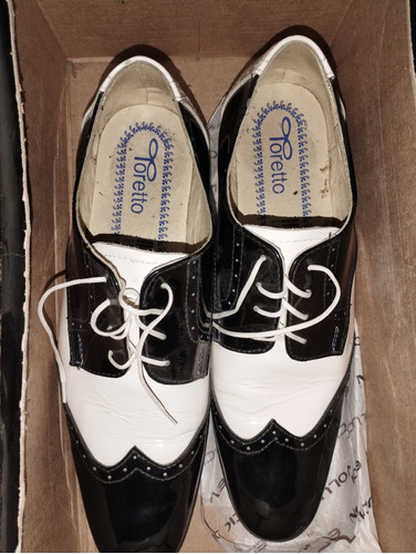 Zapatos De Charol Blanco Y Negro Bostonianos Pachucos Del 7