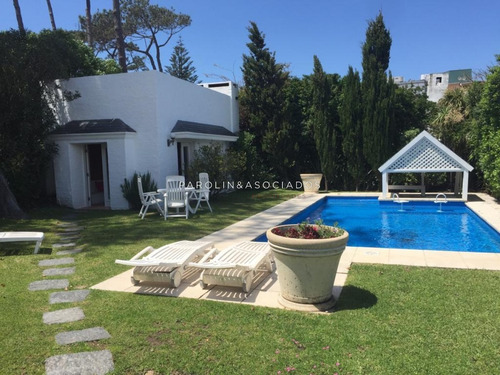 Espectacular Casa A Pasos De La Playa!!- Ref: 1871