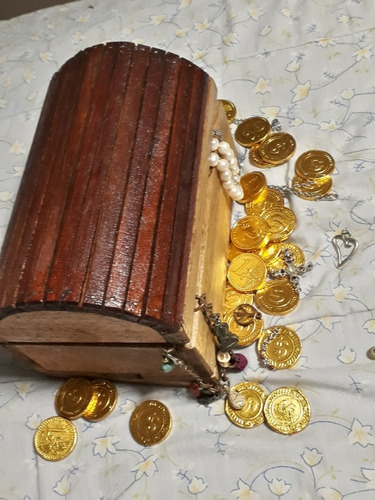 Imagen 3 de 12 de Cofres Diferentes Tamaños Con Huevos De Pascuas De Regalo
