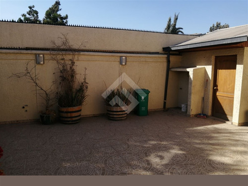 Casa En Venta De 5 Dorm. En San Joaquín