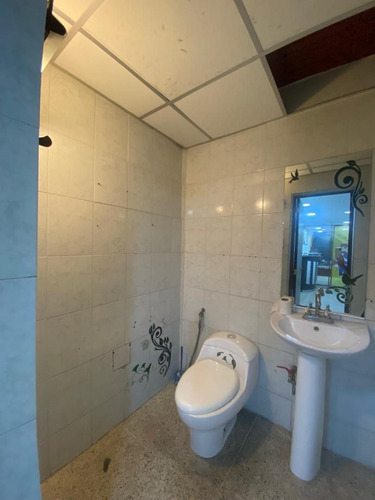En Alquiler / Venta Edificio Industrial Con Deposito (galpón); Ubicado En Una Excelente Zona Comercial Y Residencial Cercana A La Autopista Y A La Zona Comercial De Catia. (r.o)