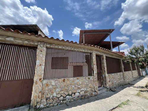 Casa En Venta, Urb. Las Mercedes, La Victoria.