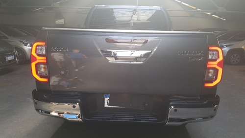 Imagen 14 de 15 de Toyota Hilux 4x4 Dc Srx 2.8 6 Att 204cv Automat Linea Nueva