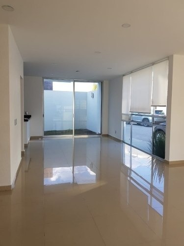 Residencia En Valle De Juriquilla, 3 Recámaras, Jardín, Lujo