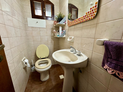 Duplex En Excelente Estado Sobre Calle Medina, Caseros Centro