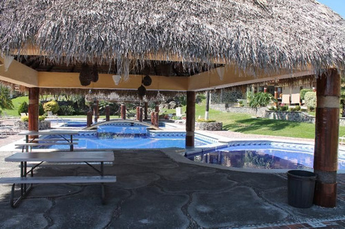 Residencia En Venta Con 4 Recámaras, Alberca En Áreas Comunes