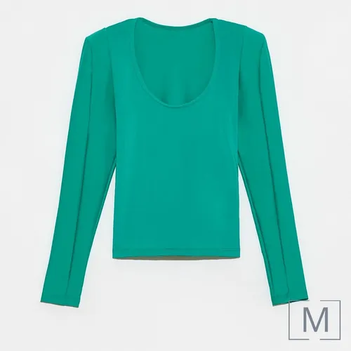 Blusas con hombreras tendencia sale