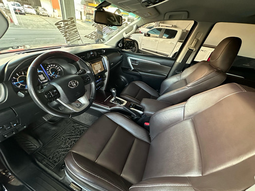 Toyota Hilux SW4 2.8 SRX 4X4 7 LUGARES 16V TURBO INTERCOOLER DIESEL 4P AUTOMÁTICO