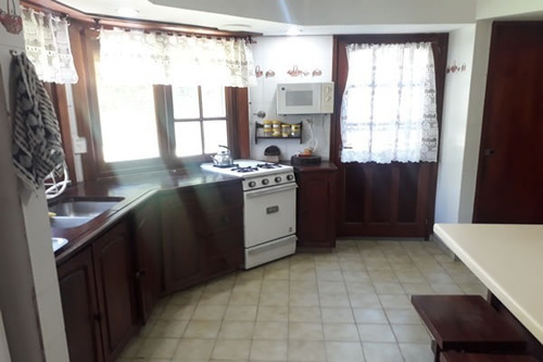 Imagen 9 de 30 de Importante Chalet En Dos Niveles Ubicado En Zona Norte Muy Luminoso