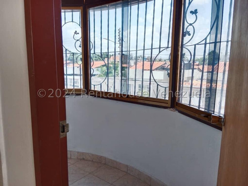 Townhouse En Turmero Hermoso Frente De Piedras Decorativas, Amplia Sala Comedor 24-28979 Irrr