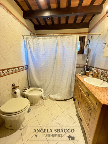Casa Quinta En Barrio Los Pinos.